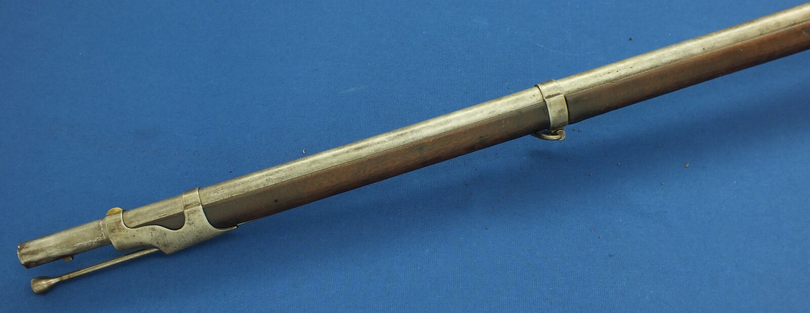 An antique American Civil Model 1842 Percussion Musket by Harpers Ferry. Caliber 69, 42 inch barrel. Length 146cm. In good condition. 