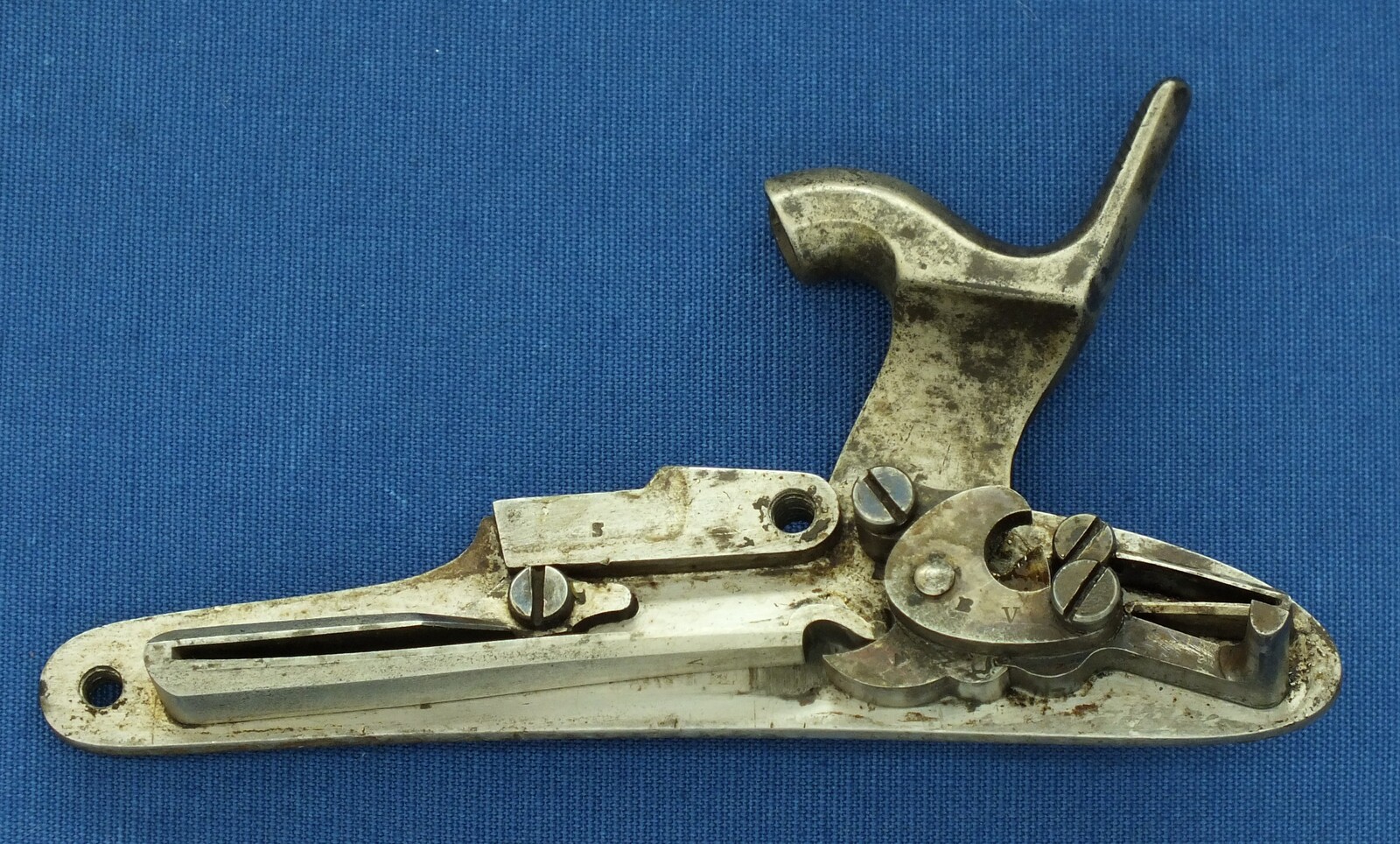 An antique American Civil Model 1842 Percussion Musket by Harpers Ferry. Caliber 69, 42 inch barrel. Length 146cm. In good condition. 