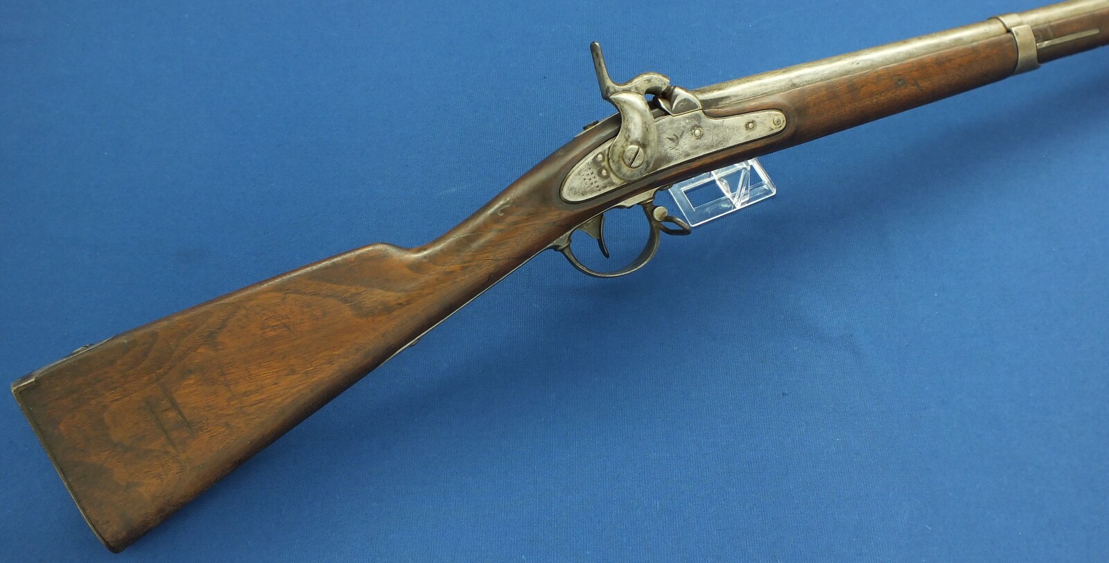An antique American Civil Model 1842 Percussion Musket by Harpers Ferry. Caliber 69, 42 inch barrel. Length 146cm. In good condition. Price 800 euro.