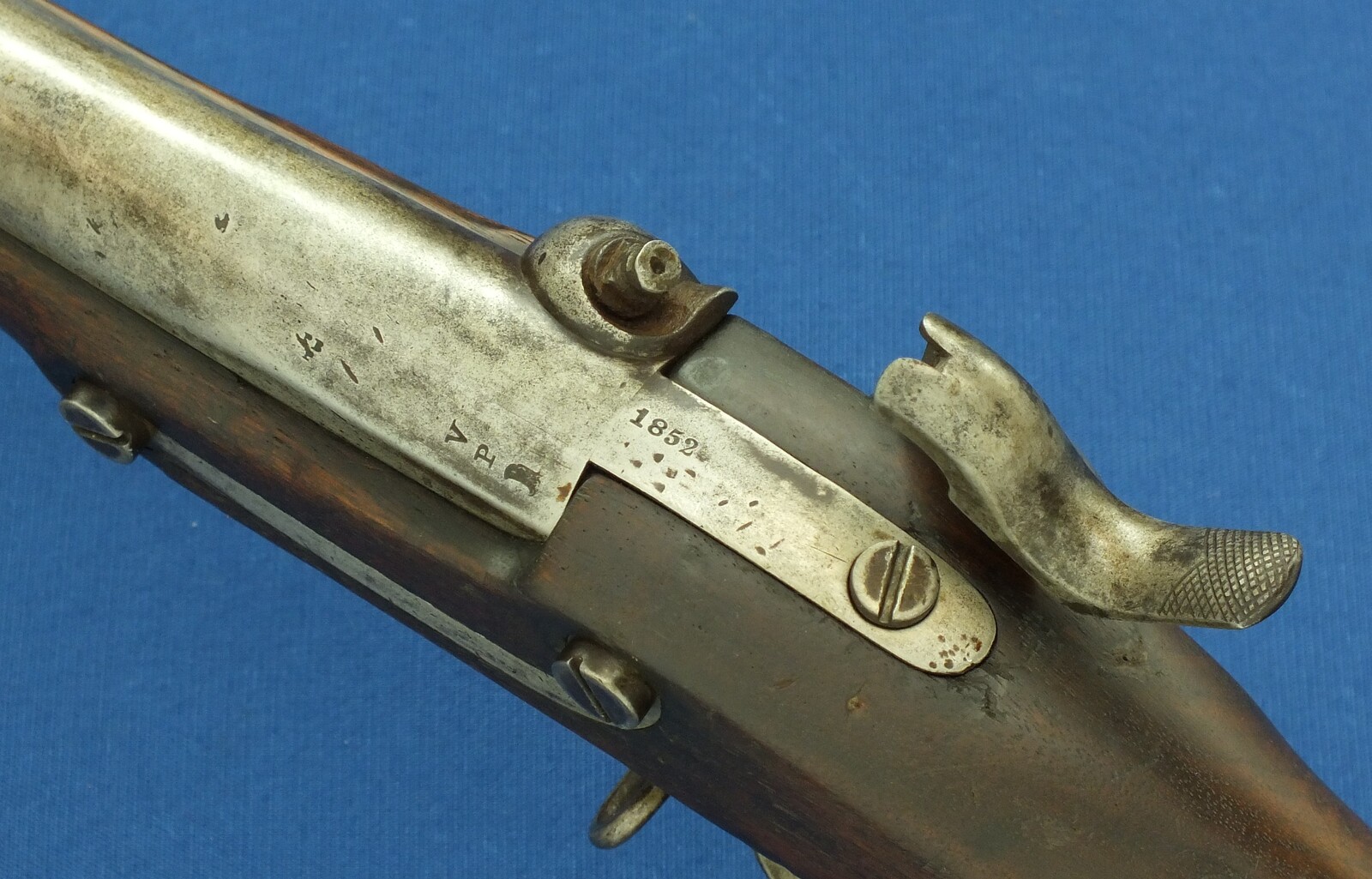 An antique American Civil Model 1842 Percussion Musket by Harpers Ferry. Caliber 69, 42 inch barrel. Length 146cm. In good condition. Price 800 euro.