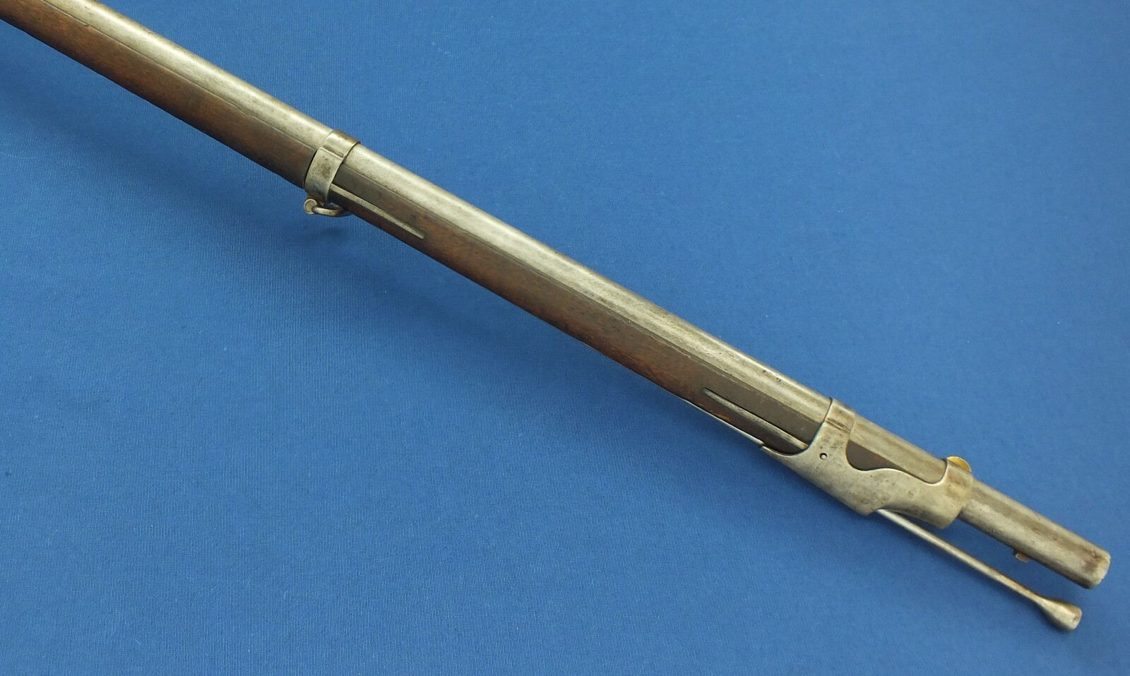 An antique American Civil Model 1842 Percussion Musket by Harpers Ferry. Caliber 69, 42 inch barrel. Length 146cm. In good condition. Price 800 euro.