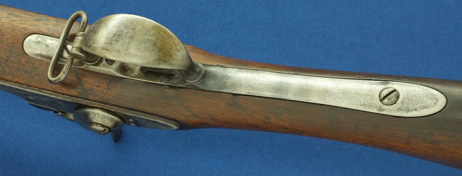 An antique American Civil Model 1842 Percussion Musket by Harpers Ferry. Caliber 69, 42 inch barrel. Length 146cm. In good condition. Price 800 euro.