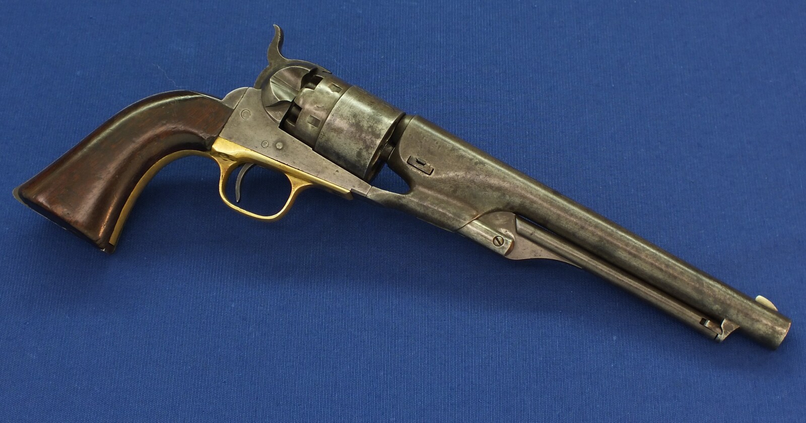 An antique American Civil War Colt Model 1860 Army percussion revolver. 6 shot 44 caliber, 8 inch barrel with New York address. Length 37,5cm. In good/very good condition. Price 2.650 euro.