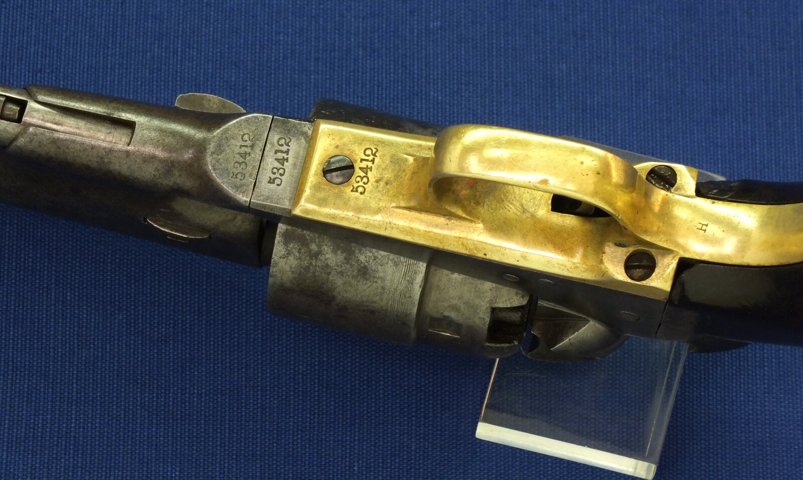 An antique American Civil War Colt Model 1860 Army percussion revolver. 6 shot 44 caliber, 8 inch barrel with New York address. Length 37,5cm. In good/very good condition. Price 2.650 euro.