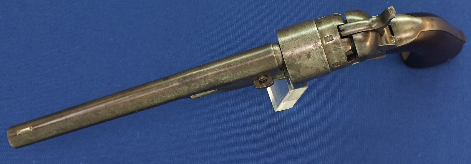 An antique American Civil War Colt Model 1860 Army percussion revolver. 6 shot 44 caliber, 8 inch barrel with New York address. Length 37,5cm. In good/very good condition. Price 2.650 euro.
