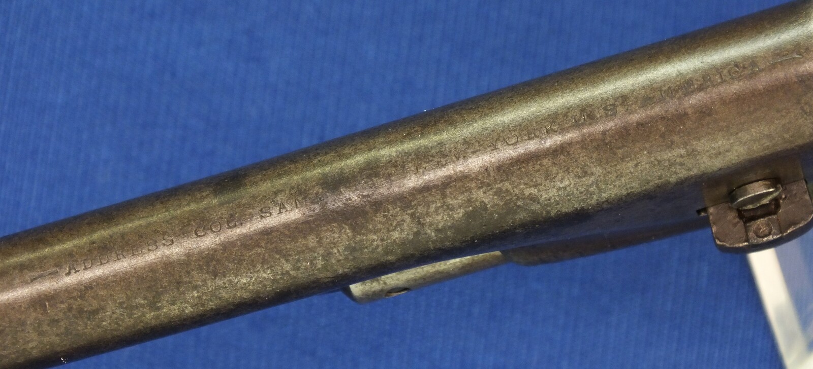 An antique American Civil War Colt Model 1860 Army percussion revolver. 6 shot 44 caliber, 8 inch barrel with New York address. Length 37,5cm. In good/very good condition. Price 2.650 euro.