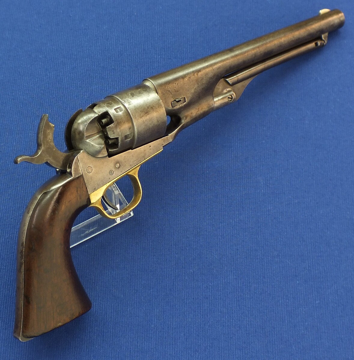 An antique American Civil War Colt Model 1860 Army percussion revolver. 6 shot 44 caliber, 8 inch barrel with New York address. Length 37,5cm. In good/very good condition. Price 2.650 euro.