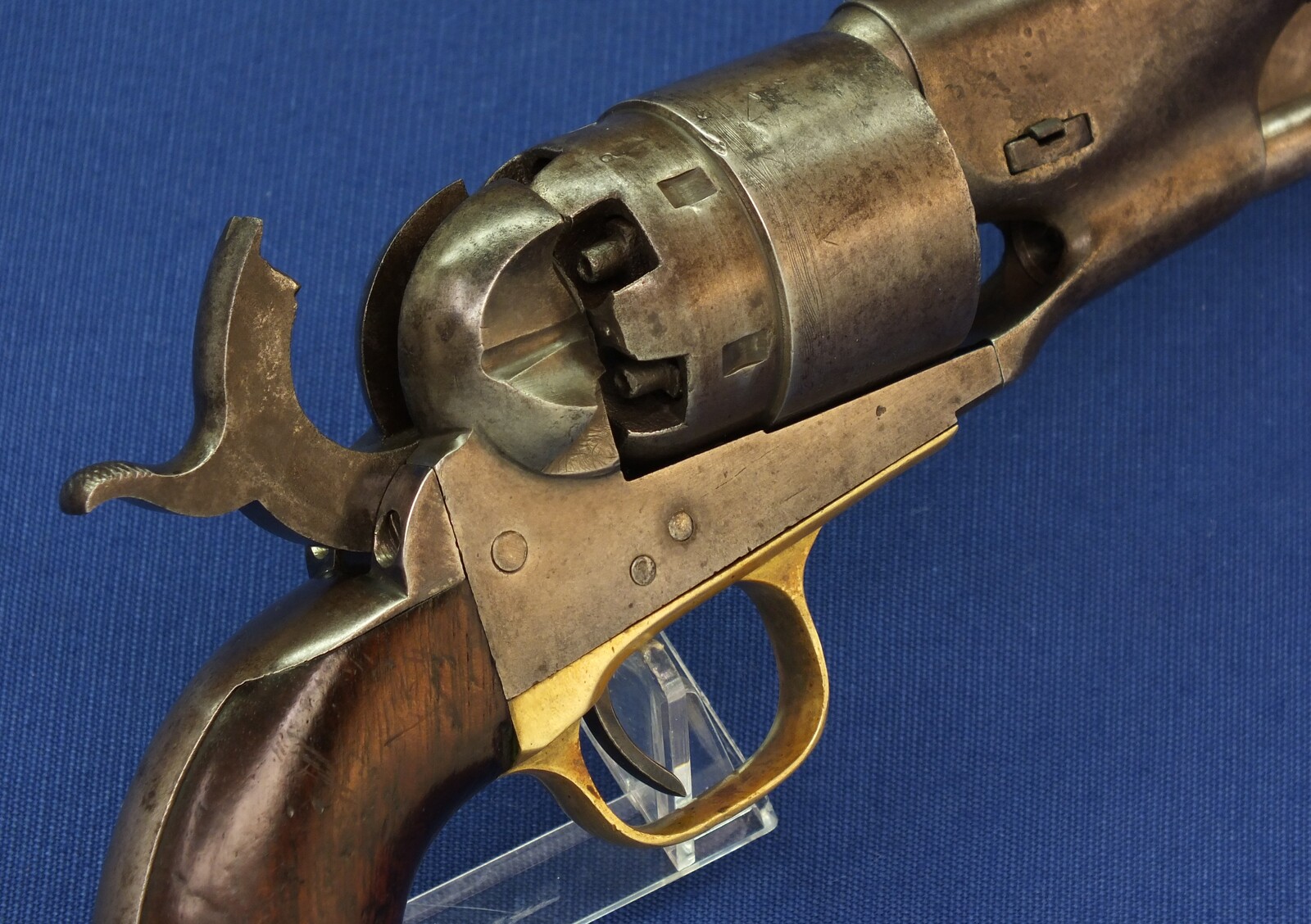 An antique American Civil War Colt Model 1860 Army percussion revolver. 6 shot 44 caliber, 8 inch barrel with New York address. Length 37,5cm. In good/very good condition. Price 2.650 euro.