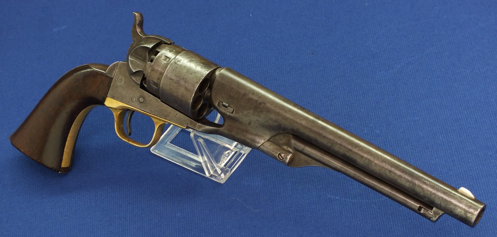 An antique American Civil War Colt Model 1860 Army percussion revolver. 6 shot 44 caliber, 8 inch barrel with New York address. Length 37,5cm. In good/very good condition. Price 2.650 euro.