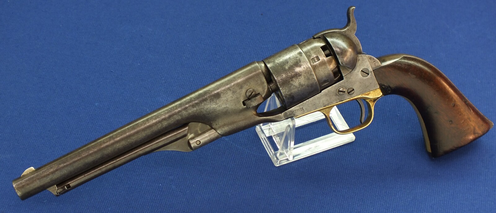 An antique American Civil War Colt Model 1860 Army percussion revolver. 6 shot 44 caliber, 8 inch barrel with New York address. Length 37,5cm. In good/very good condition. Price 2.650 euro.