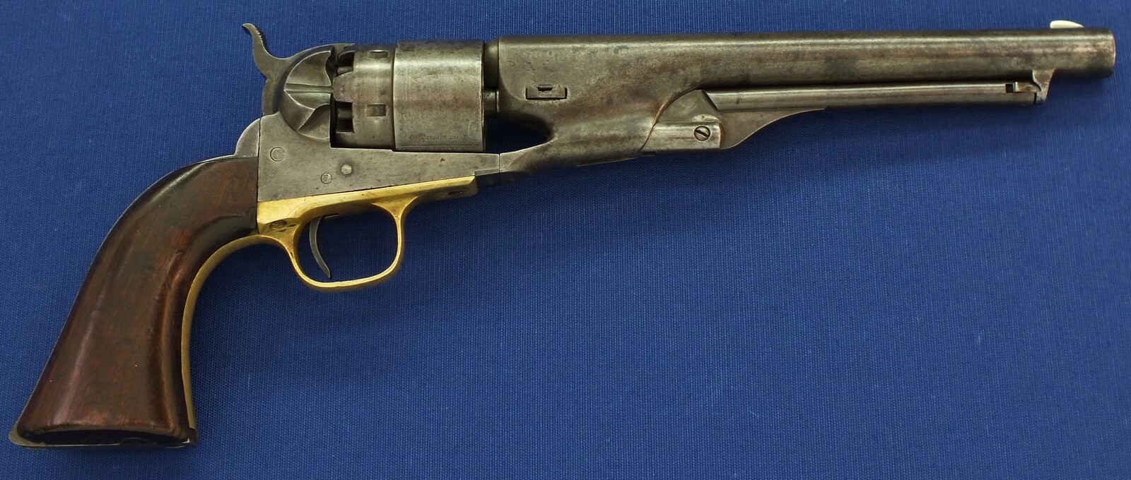 An antique American Civil War Colt Model 1860 Army percussion revolver. 6 shot 44 caliber, 8 inch barrel with New York address. Length 37,5cm. In good/very good condition. Price 2.650 euro.