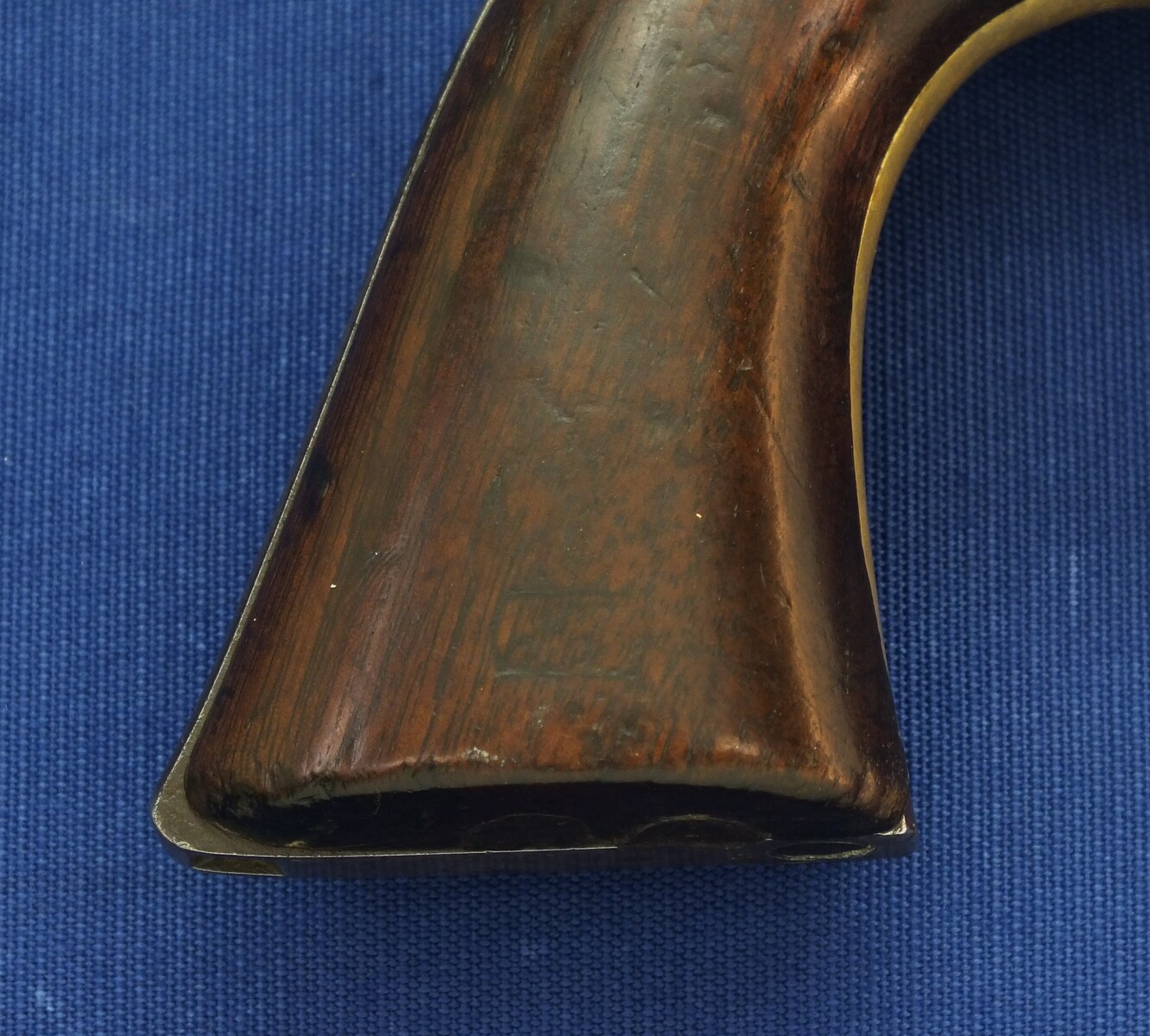 An antique American Civil War Colt Model 1860 Army percussion revolver. 6 shot 44 caliber, 8 inch barrel with New York address. Length 37,5cm. In good/very good condition. Price 2.650 euro.