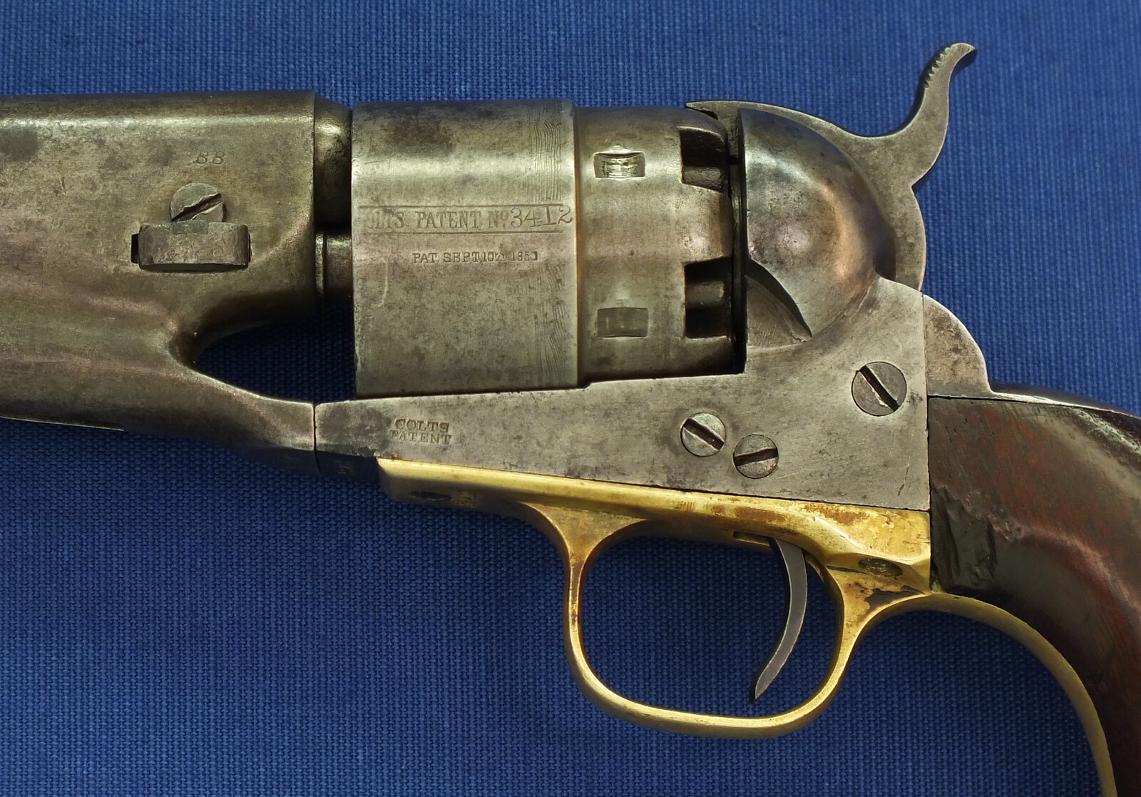 An antique American Civil War Colt Model 1860 Army percussion revolver. 6 shot 44 caliber, 8 inch barrel with New York address. Length 37,5cm. In good/very good condition. Price 2.650 euro.