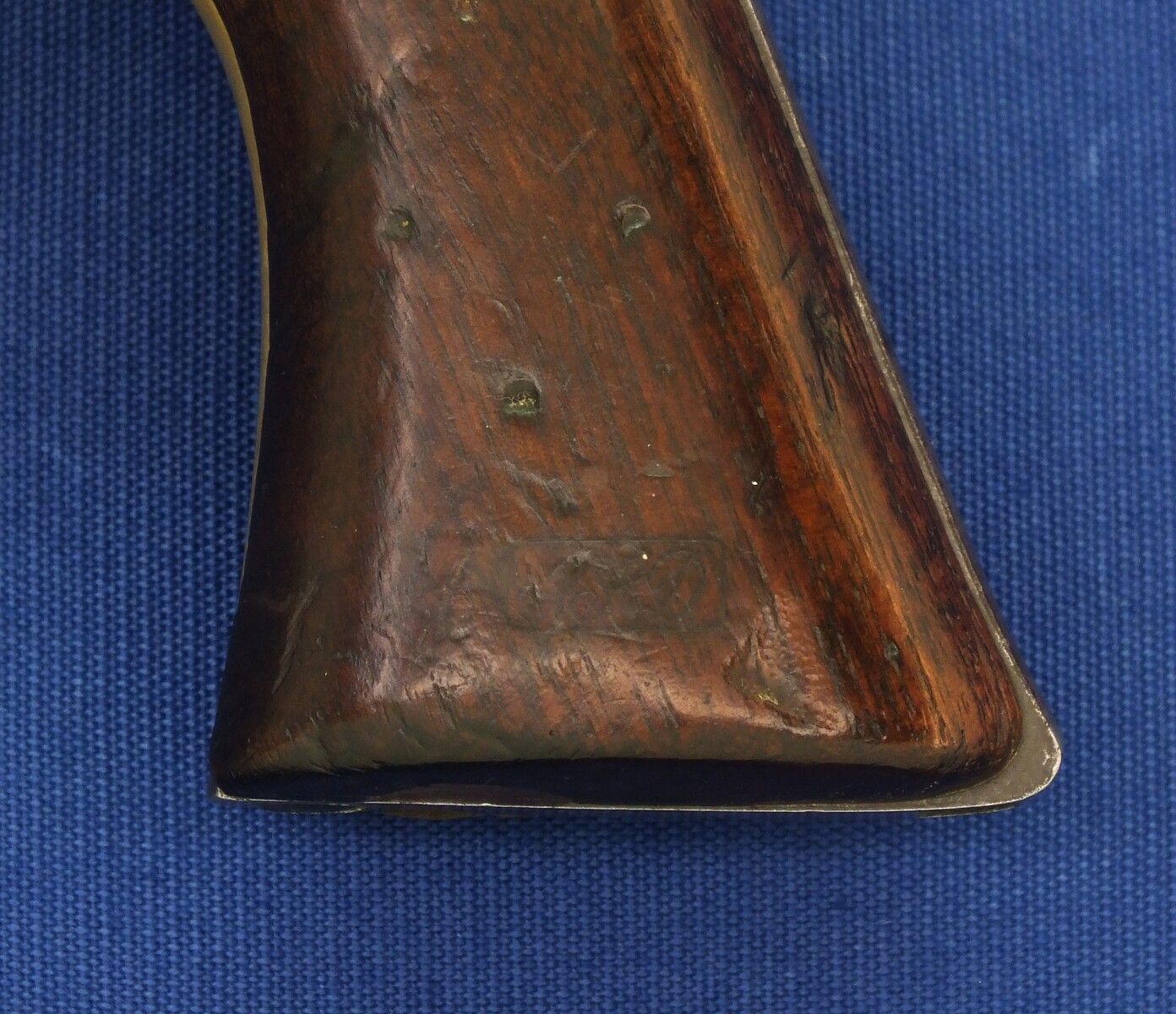 An antique American Civil War Colt Model 1860 Army percussion revolver. 6 shot 44 caliber, 8 inch barrel with New York address. Length 37,5cm. In good/very good condition. Price 2.650 euro.