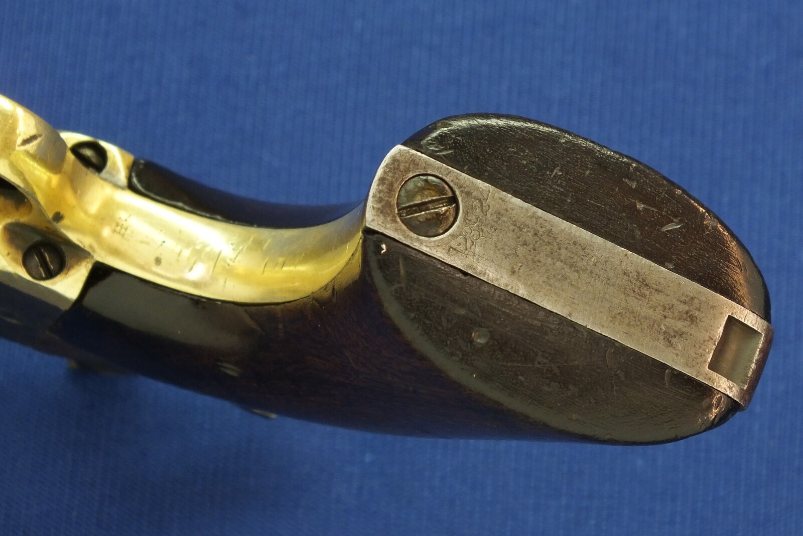 An antique American Civil War Colt Model 1860 Army percussion revolver. 6 shot 44 caliber, 8 inch barrel with New York address. Length 37,5cm. In very good condition. Price 2.950 euro.