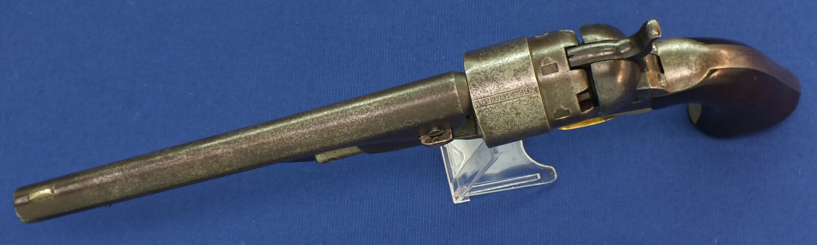 An antique American Civil War Colt Model 1860 Army percussion revolver. 6 shot 44 caliber, 8 inch barrel with New York address. Length 37,5cm. In very good condition. Price 2.950 euro.