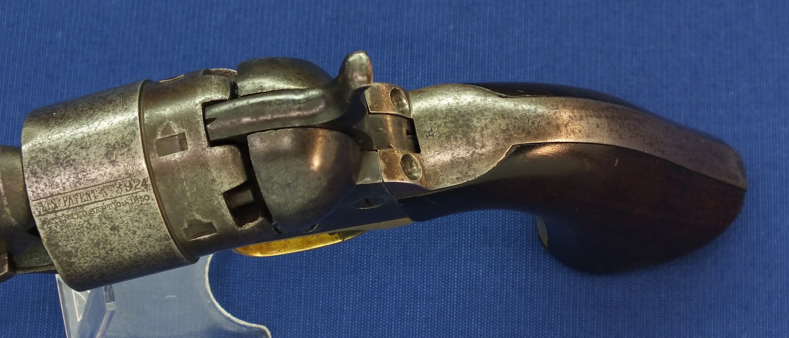 An antique American Civil War Colt Model 1860 Army percussion revolver. 6 shot 44 caliber, 8 inch barrel with New York address. Length 37,5cm. In very good condition. Price 2.950 euro.