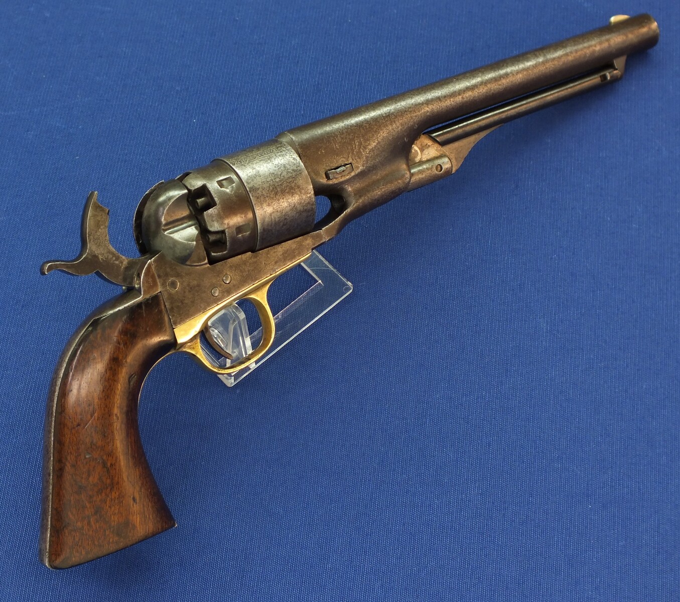 An antique American Civil War Colt Model 1860 Army percussion revolver. 6 shot 44 caliber, 8 inch barrel with New York address. Length 37,5cm. In very good condition. Price 2.950 euro.
