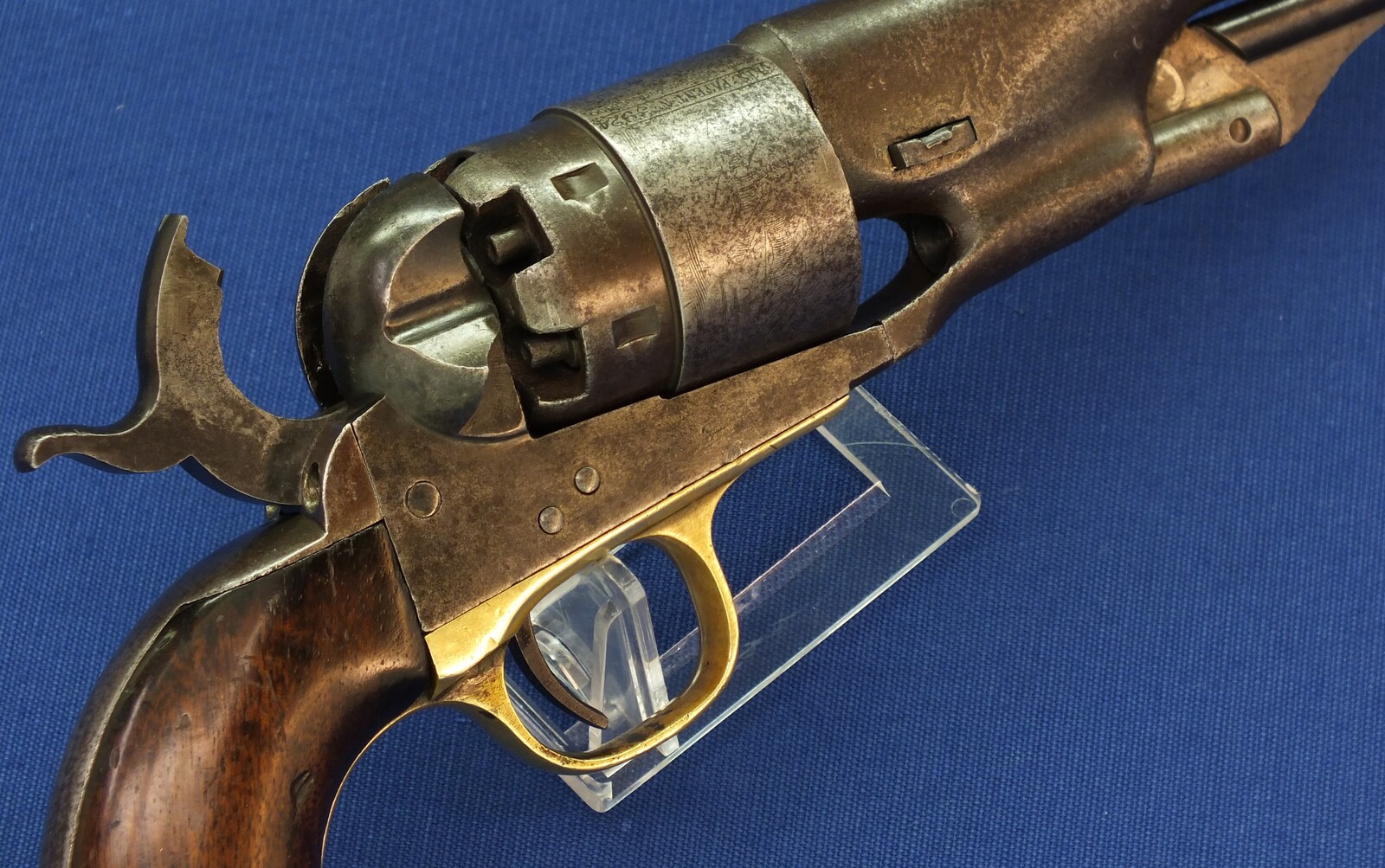 An antique American Civil War Colt Model 1860 Army percussion revolver. 6 shot 44 caliber, 8 inch barrel with New York address. Length 37,5cm. In very good condition. Price 2.950 euro.