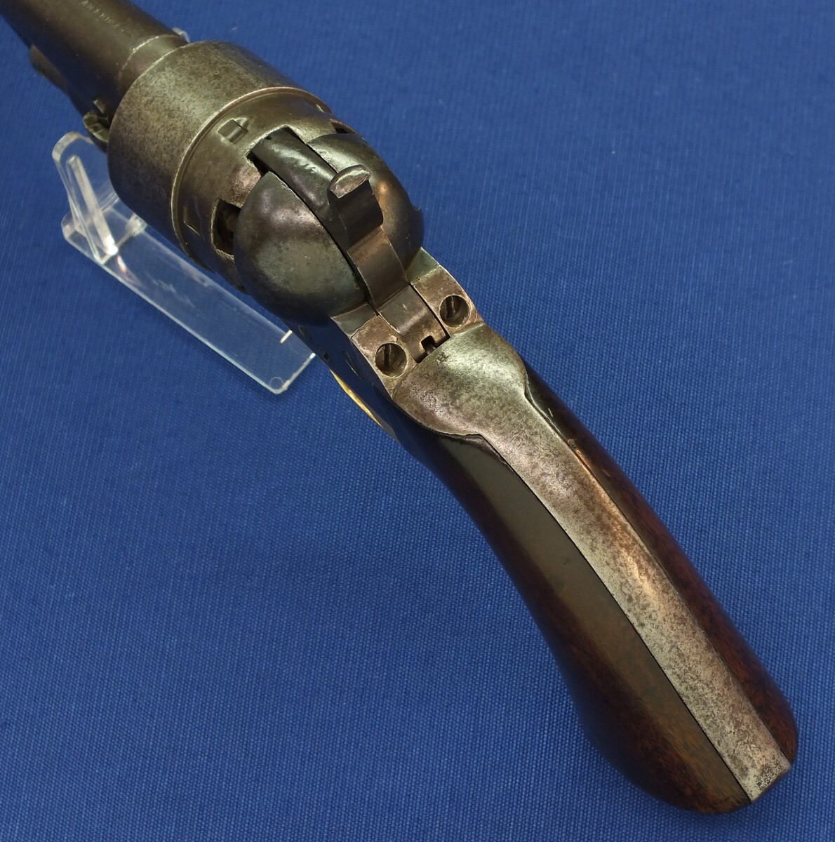An antique American Civil War Colt Model 1860 Army percussion revolver. 6 shot 44 caliber, 8 inch barrel with New York address. Length 37,5cm. In very good condition. Price 2.950 euro.