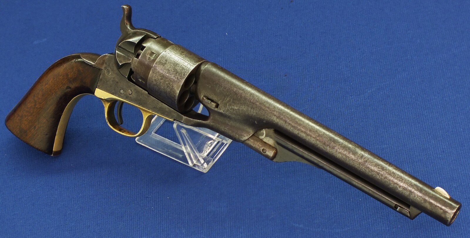 An antique American Civil War Colt Model 1860 Army percussion revolver. 6 shot 44 caliber, 8 inch barrel with New York address. Length 37,5cm. In very good condition. Price 2.950 euro.