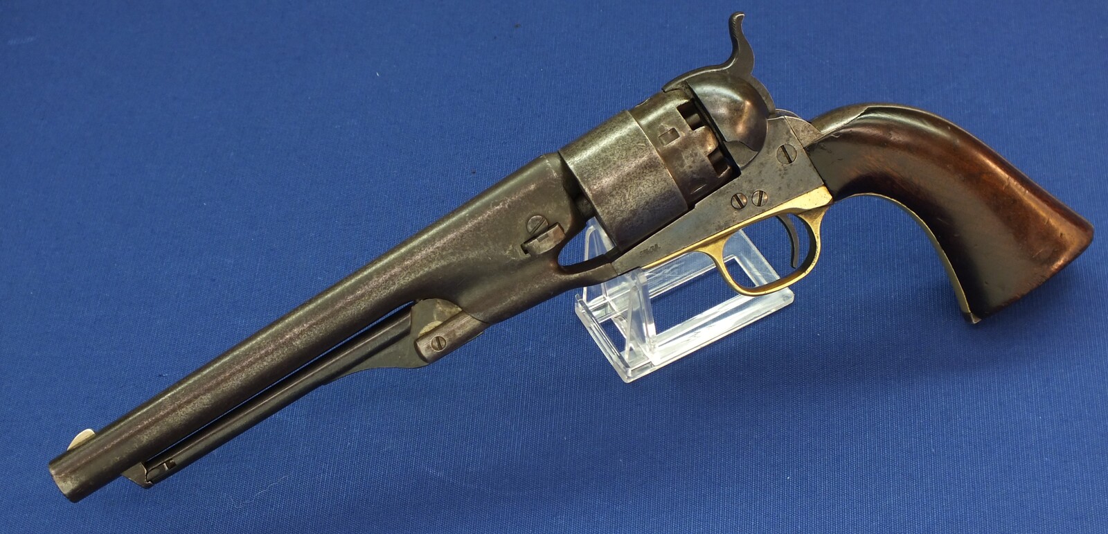 An antique American Civil War Colt Model 1860 Army percussion revolver. 6 shot 44 caliber, 8 inch barrel with New York address. Length 37,5cm. In very good condition. Price 2.950 euro.