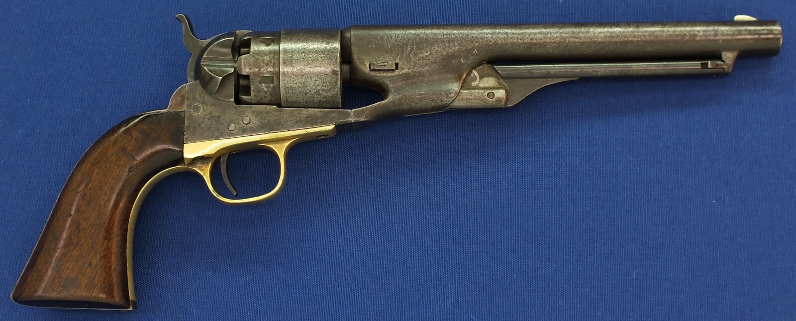 An antique American Civil War Colt Model 1860 Army percussion revolver. 6 shot 44 caliber, 8 inch barrel with New York address. Length 37,5cm. In very good condition. Price 2.950 euro.