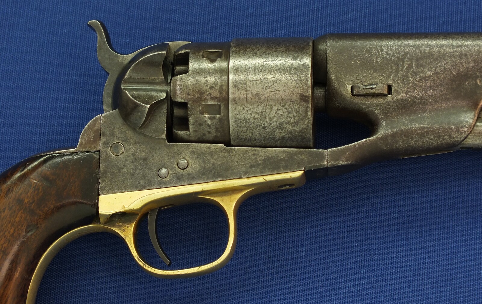 An antique American Civil War Colt Model 1860 Army percussion revolver. 6 shot 44 caliber, 8 inch barrel with New York address. Length 37,5cm. In very good condition. Price 2.950 euro.