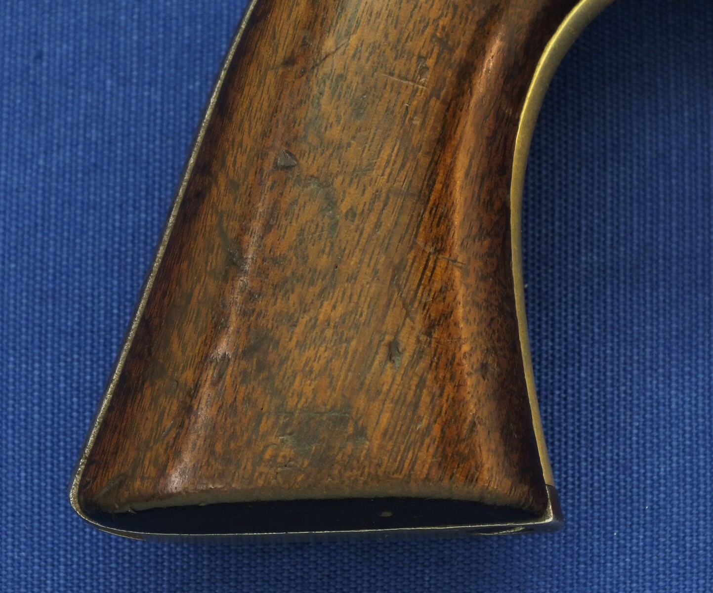 An antique American Civil War Colt Model 1860 Army percussion revolver. 6 shot 44 caliber, 8 inch barrel with New York address. Length 37,5cm. In very good condition. Price 2.950 euro.