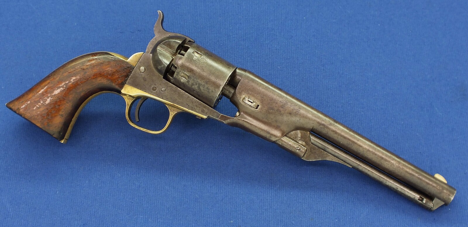 An antique American Civil War Colt Model 1861 6 shot Navy percussion Revolver. 36 Caliber, 7,5 inch barrel with New York address. Length 35,5cm. In very good condition. Price 3.600 euro