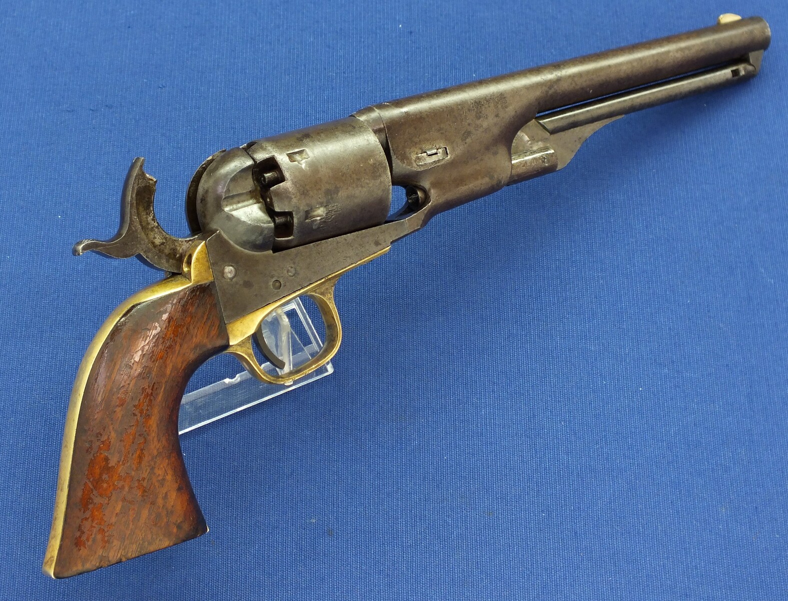 An antique American Civil War Colt Model 1861 6 shot Navy percussion Revolver. 36 Caliber, 7,5 inch barrel with New York address. Length 35,5cm. In very good condition. Price 3.600 euro