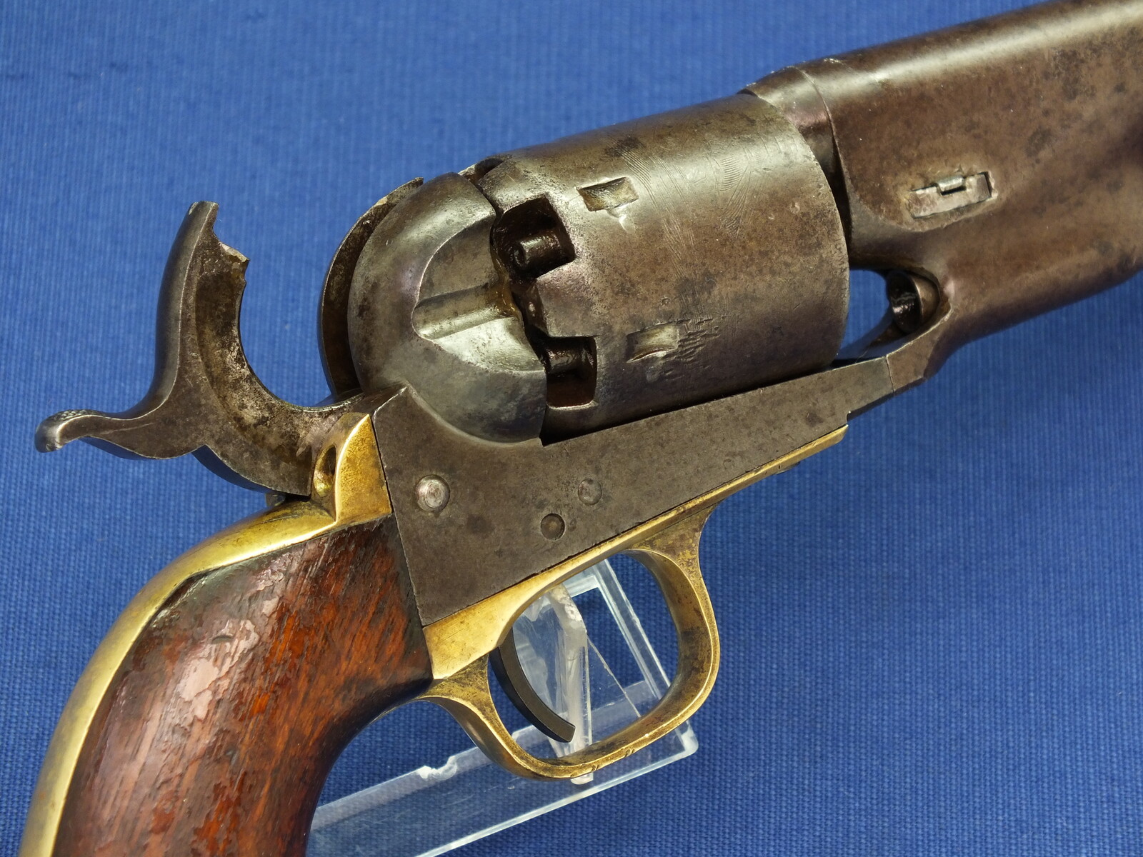 An antique American Civil War Colt Model 1861 6 shot Navy percussion Revolver. 36 Caliber, 7,5 inch barrel with New York address. Length 35,5cm. In very good condition. Price 3.600 euro