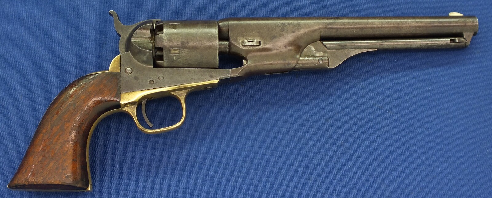 An antique American Civil War Colt Model 1861 6 shot Navy percussion Revolver. 36 Caliber, 7,5 inch barrel with New York address. Length 35,5cm. In very good condition. Price 3.600 euro