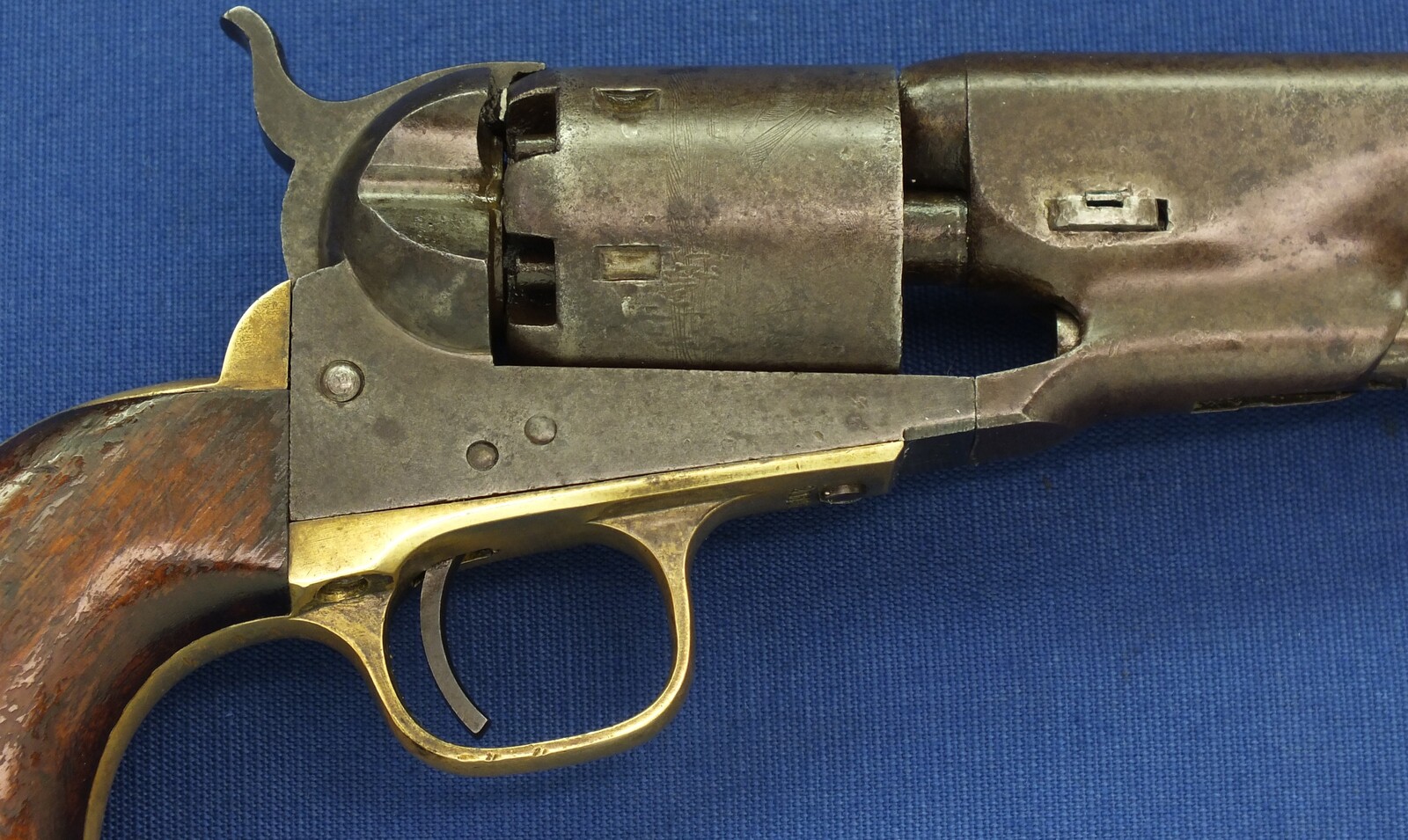 An antique American Civil War Colt Model 1861 6 shot Navy percussion Revolver. 36 Caliber, 7,5 inch barrel with New York address. Length 35,5cm. In very good condition. Price 3.600 euro