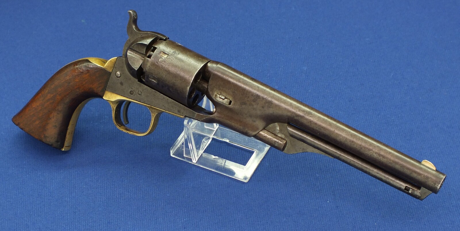 An antique American Civil War Colt Model 1861 6 shot Navy percussion Revolver. 36 Caliber, 7,5 inch barrel with New York address. Length 35,5cm. In very good condition. Price 3.600 euro