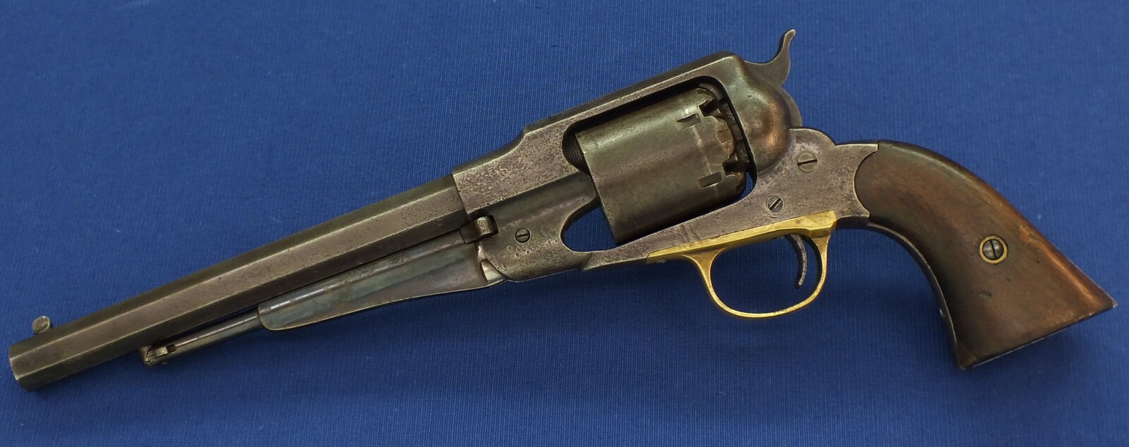 An antique American Civil War Remington New Model Army single action 6 shot Percussion Revolver, .44 caliber, 6 shot, 8 inch barrel, length 37 cm, in good/very good condition Price 2.550 euro