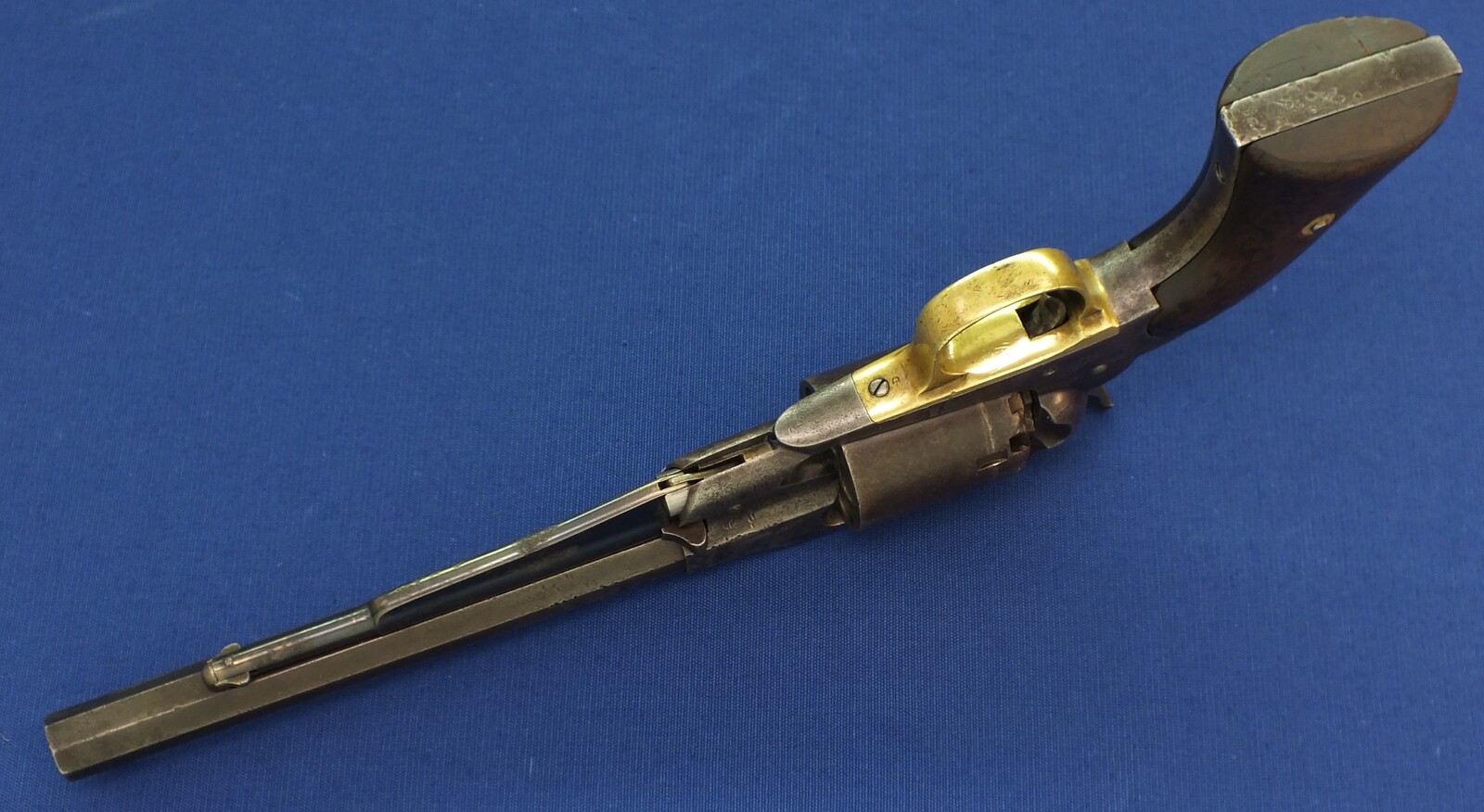 An antique American Civil War Remington New Model Army single action 6 shot Percussion Revolver, .44 caliber, 6 shot, 8 inch barrel, length 37 cm, in good/very good condition Price 2.550 euro