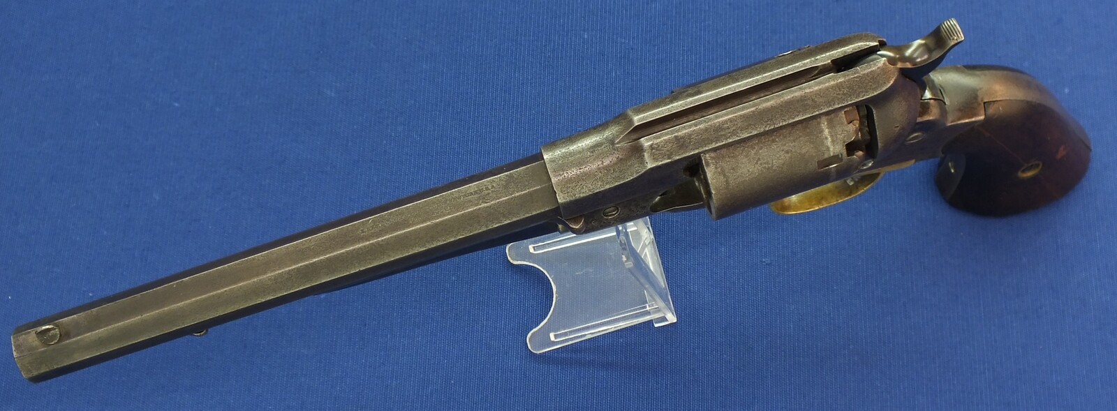 An antique American Civil War Remington New Model Army single action 6 shot Percussion Revolver, .44 caliber, 6 shot, 8 inch barrel, length 37 cm, in good/very good condition Price 2.550 euro