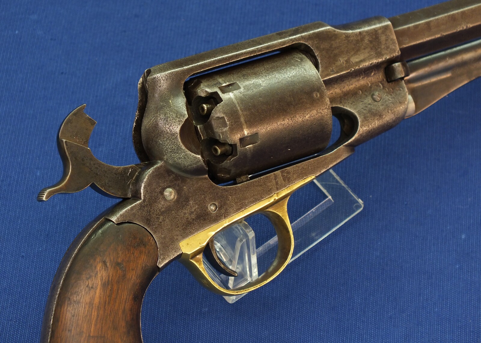 An antique American Civil War Remington New Model Army single action 6 shot Percussion Revolver, .44 caliber, 6 shot, 8 inch barrel, length 37 cm, in good/very good condition Price 2.550 euro