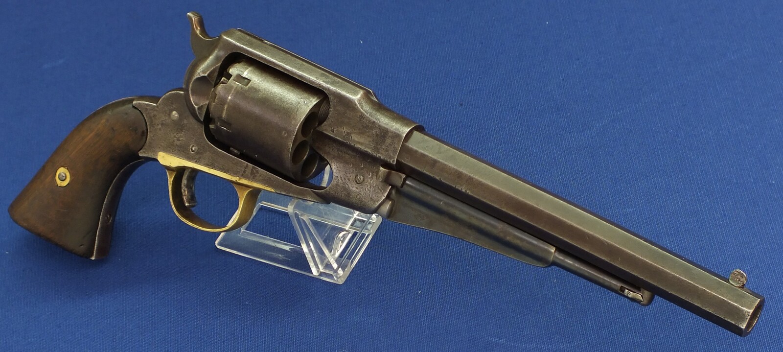 An antique American Civil War Remington New Model Army single action 6 shot Percussion Revolver, .44 caliber, 6 shot, 8 inch barrel, length 37 cm, in good/very good condition Price 2.550 euro