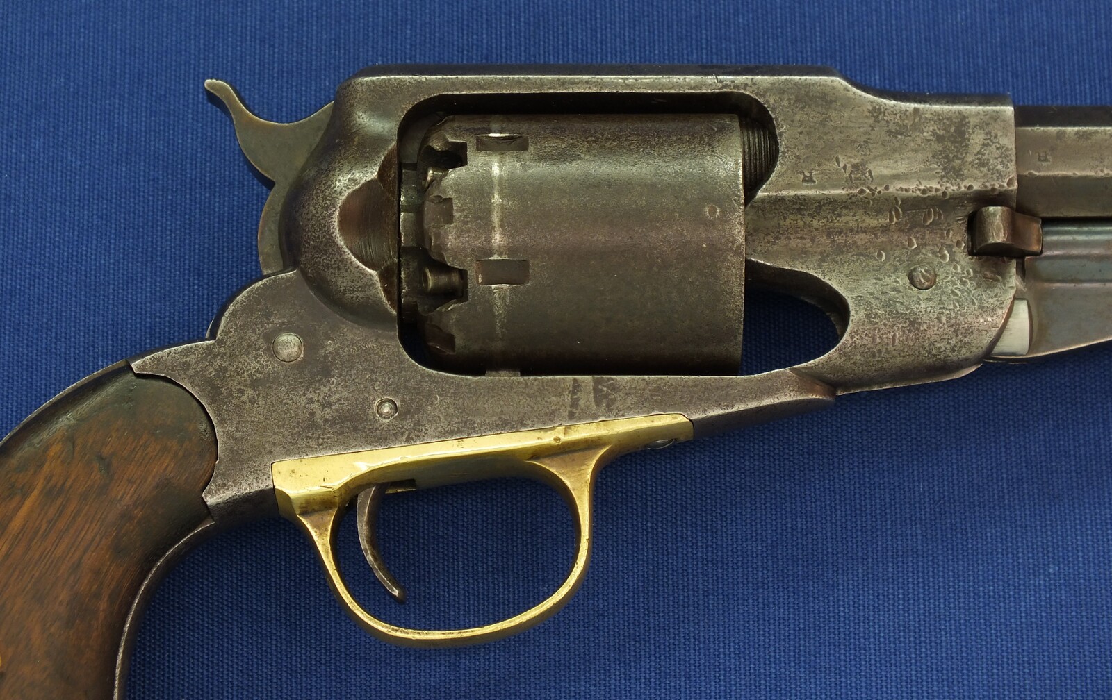 An antique American Civil War Remington New Model Army single action 6 shot Percussion Revolver, .44 caliber, 6 shot, 8 inch barrel, length 37 cm, in good/very good condition Price 2.550 euro