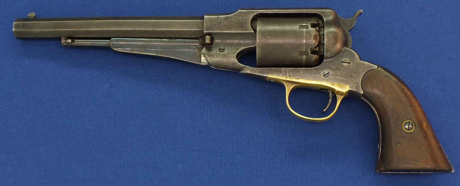 An antique American Civil War Remington New Model Army single action 6 shot Percussion Revolver, .44 caliber, 6 shot, 8 inch barrel, length 37 cm, in good/very good condition Price 2.550 euro