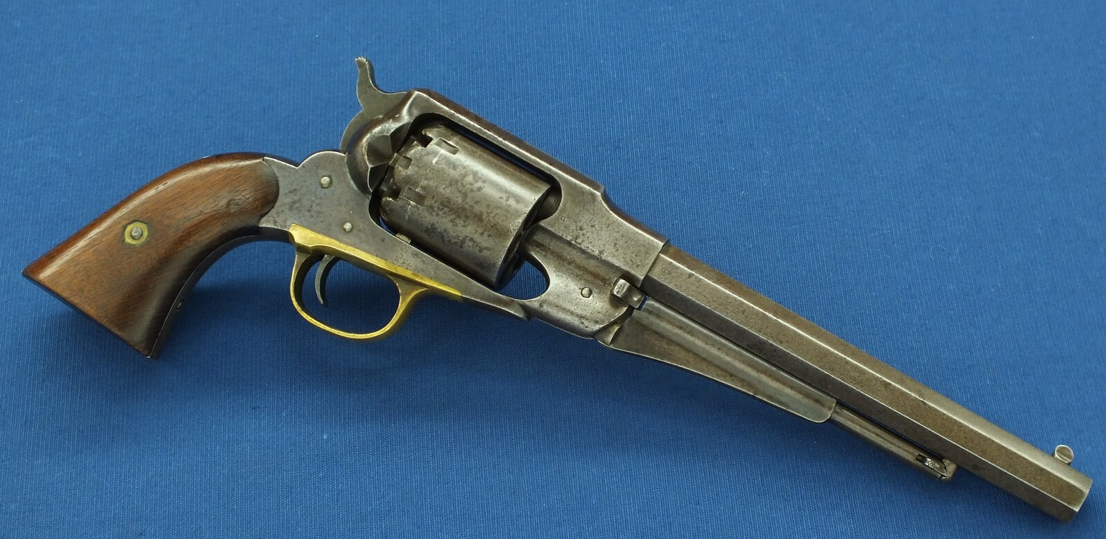 An antique American Civil War Remington New Model Army single action 6 shot Percussion Revolver, .44 caliber, 8 inch barrel, length 37 cm, in very good condition. Price 2.750 euro.