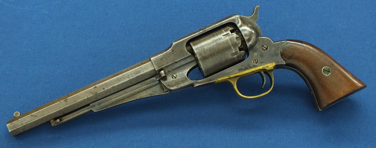 An antique American Civil War Remington New Model Army single action 6 shot Percussion Revolver, .44 caliber, 8 inch barrel, length 37 cm, in very good condition. Price 2.750 euro.