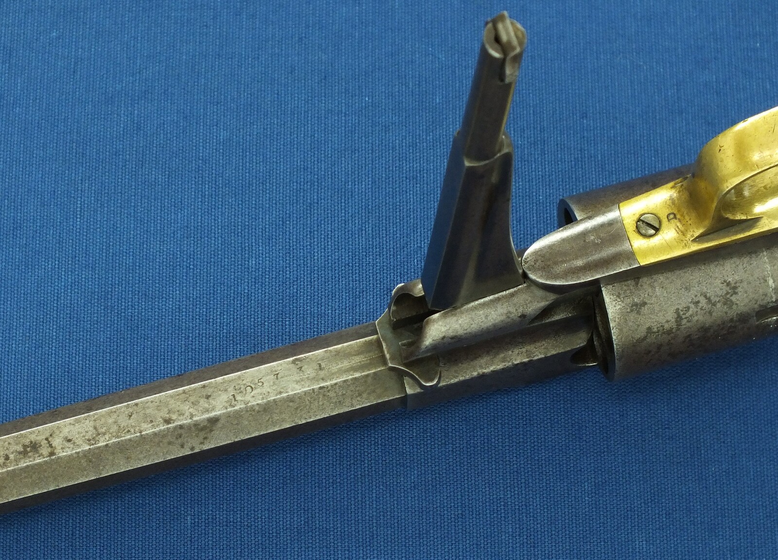 An antique American Civil War Remington New Model Army single action 6 shot Percussion Revolver, .44 caliber, 8 inch barrel, length 37 cm, in very good condition. Price 2.750 euro.