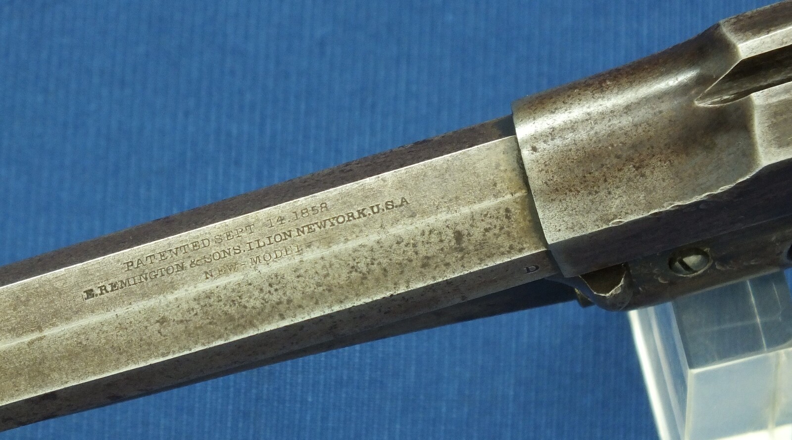 An antique American Civil War Remington New Model Army single action 6 shot Percussion Revolver, .44 caliber, 8 inch barrel, length 37 cm, in very good condition. Price 2.750 euro.