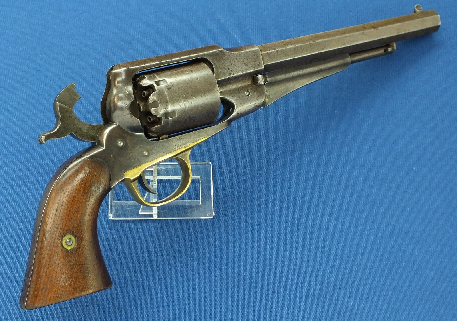 An antique American Civil War Remington New Model Army single action 6 shot Percussion Revolver, .44 caliber, 8 inch barrel, length 37 cm, in very good condition. Price 2.750 euro.
