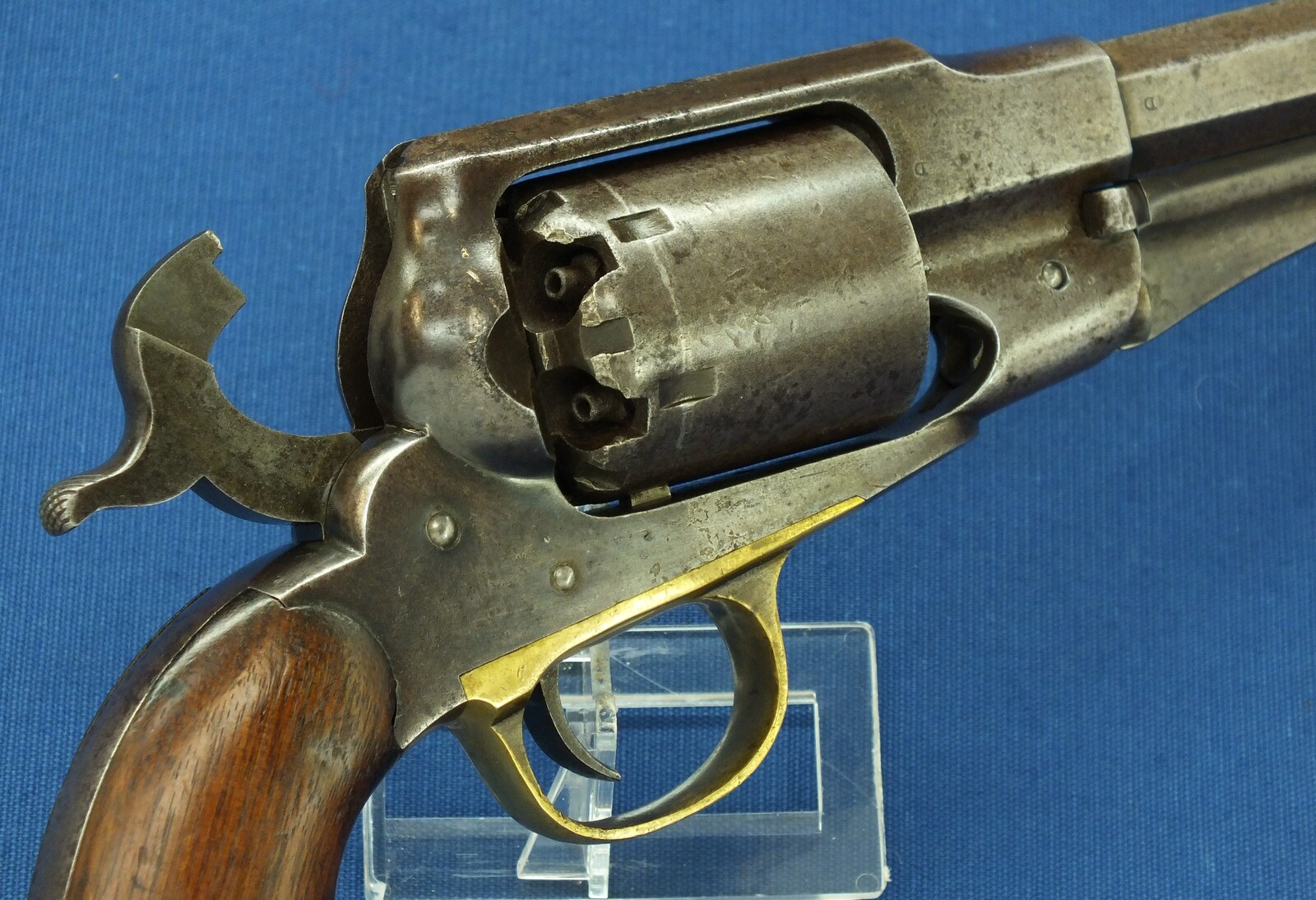 An antique American Civil War Remington New Model Army single action 6 shot Percussion Revolver, .44 caliber, 8 inch barrel, length 37 cm, in very good condition. Price 2.750 euro.