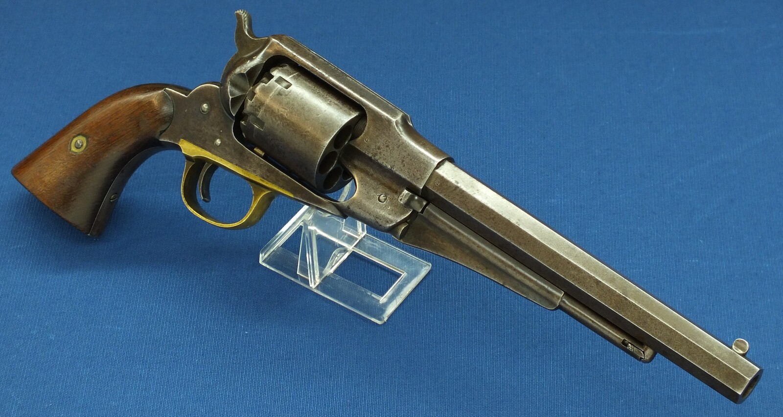 An antique American Civil War Remington New Model Army single action 6 shot Percussion Revolver, .44 caliber, 8 inch barrel, length 37 cm, in very good condition. Price 2.750 euro.