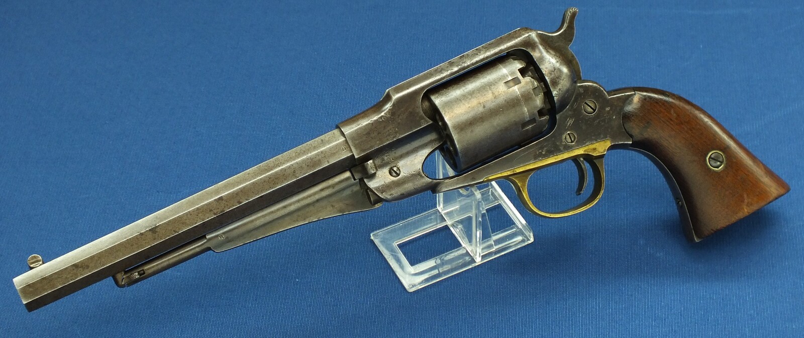 An antique American Civil War Remington New Model Army single action 6 shot Percussion Revolver, .44 caliber, 8 inch barrel, length 37 cm, in very good condition. Price 2.750 euro.